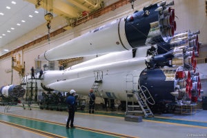 ガガーリンの宇宙飛行60周年、特別塗装のソユーズ2ロケットが打ち上げ