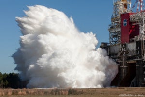 NASAの巨大ロケット「SLS」がエンジン燃焼試験に成功、月への打上げに前進