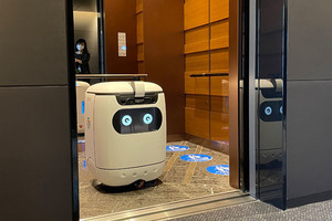 ソフトバンク本社で自律走行ロボットを活用しコンビニ商品を配送する実証実験