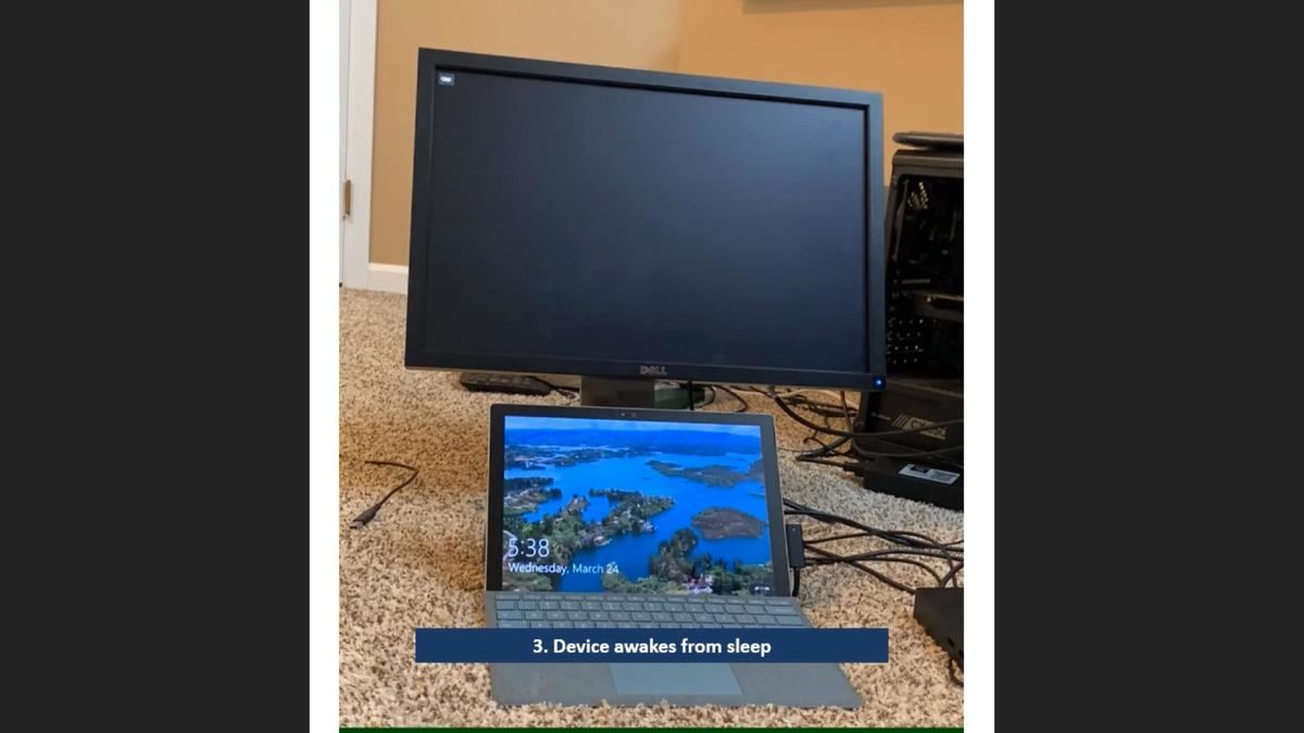 ノートPCがスリープモードに入ったあと、まずノートPCが復帰したところ - 資料: Microsoft提供