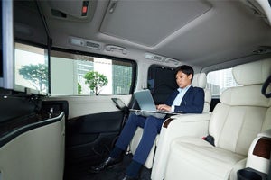 車での移動中にWeb会議ができる「移動会議室」の実証実験 ‐ ソフトバンクら5社