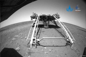 中国の火星探査車「祝融号」が火星の地表を走行、画像も公開