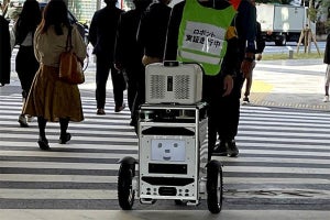 ソフトバンクと佐川、信号機と連携した自動走行ロボットによる屋外配送に成功