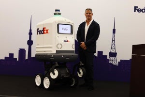 ラストマイルでの活用を目指すFedExの自動配送機器Roxoが日本初披露