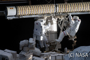 国際宇宙ステーションに新しい太陽電池を設置、半分の大きさで2倍の発電力