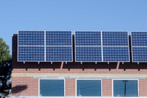 太陽光発電グリッドにエネルギー貯蔵を追加する際の4つの設計上の考慮事項