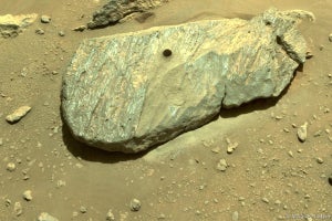 NASAの火星探査車、火星の岩石サンプルの採取に成功！　10年後には人類の手に