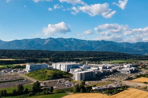 Infineon、オーストリア・フィラッハの300mmウェハ工場の操業を開始