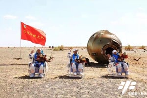 中国の有人宇宙船が地球に帰還、初の宇宙ステーション長期滞在を完遂