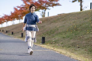 AssistMotion、歩行トレーニングロボット「curara」の製品版を発表