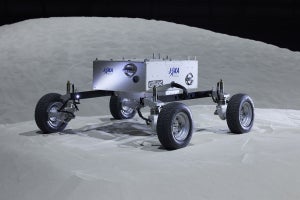 日産、JAXAと開発を進める月面ローバの試作機を公開