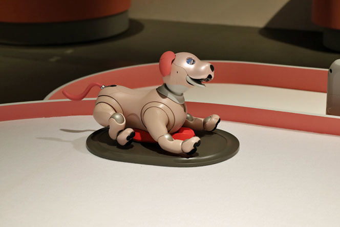 自律型エンタテインメントロボット「aibo(アイボ)」