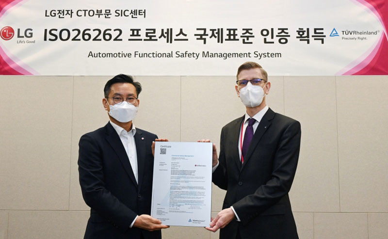ISO26262認証授与の記念撮影