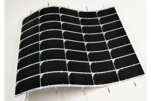 シャープ、軽量・柔軟な太陽電池モジュールで変換効率32.65％を達成
