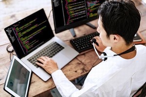 デジタル人材の副業・複業で最も需要の高いプログラミング言語、第1位は？