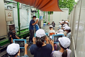 NTT東らが給食ごみの再資源化に挑戦、10キロのごみでゲーム機は充電できる？