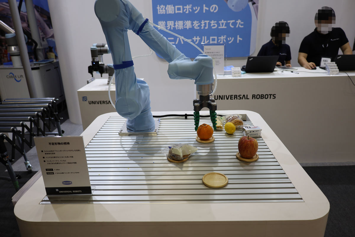 果物や袋入り食品の運搬を行うロボット