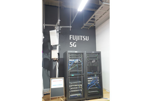 ラボ内に設置された屋外アンテナ(左側)とSA、NSAそれぞれのシステムを格納したラック(中央)、エッジコンピューティングシステムを格納したラック(右)