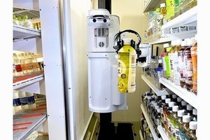 ファミリーマート、飲料を自動で補充するAIロボットを300店舗へ導入