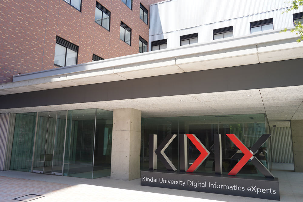 岩城さんが所属する情報学部は2022年度に新設。開設に合わせて学部棟も建設された