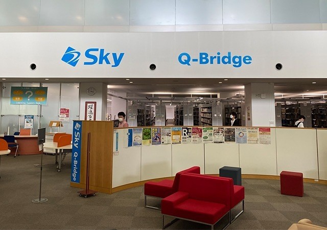 九州大学 理系図書館1階エントランスプラザ「Sky Q-Bridge」