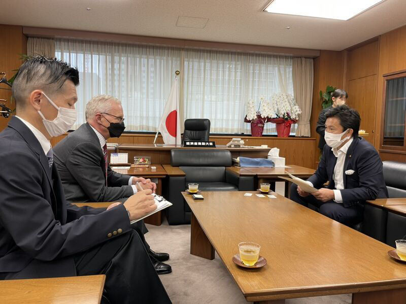 中谷真一経産副大臣と会談するSIAのNeuffer CEO