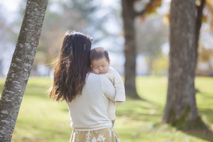 抱っこで寝た赤ちゃんをベッドに置くと起きてしまう理由、理研が一端を解明