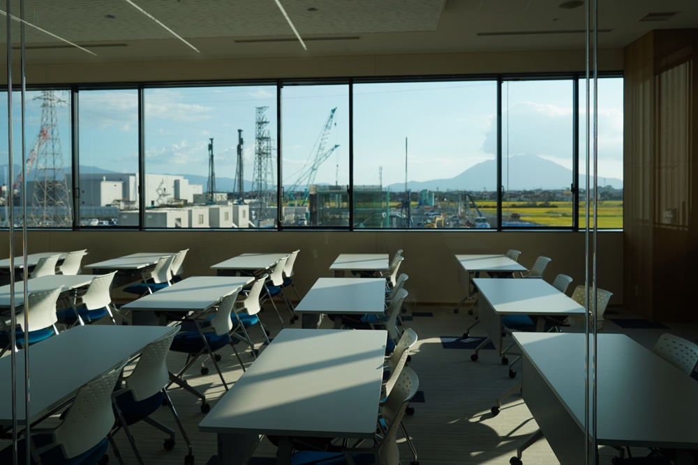 会議室の窓からは桜島を望む