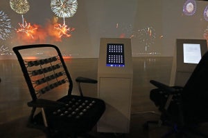 千葉工大、自分でデザインした打ち上げ花火の映像を触角で体験できる椅子を開発