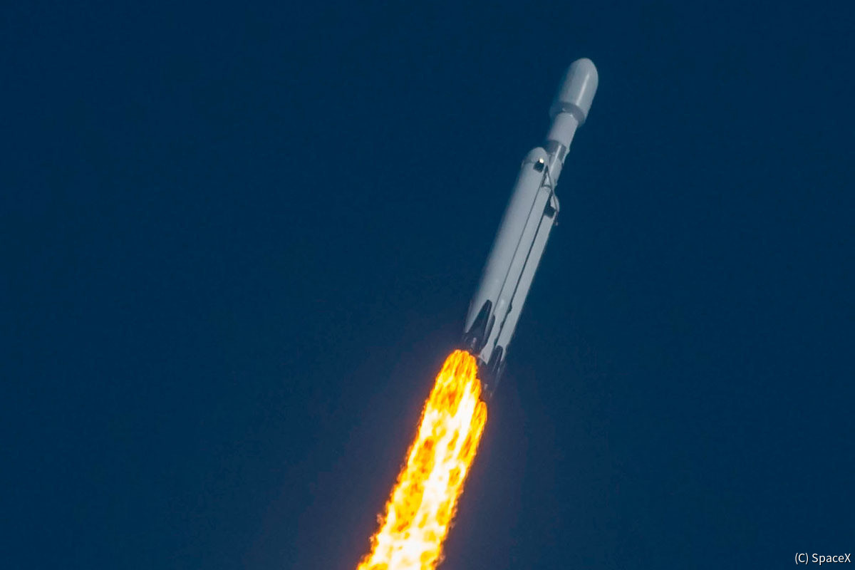 スペースX、超大型ロケット「ファルコン・ヘヴィ」で米宇宙軍の スペースX、超大型ロケット「ファルコン・ヘヴィ」で米宇宙軍の