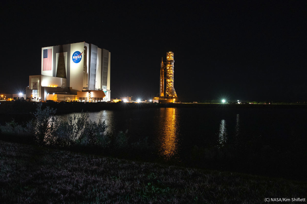 VABから射点に向けて移動するSLS