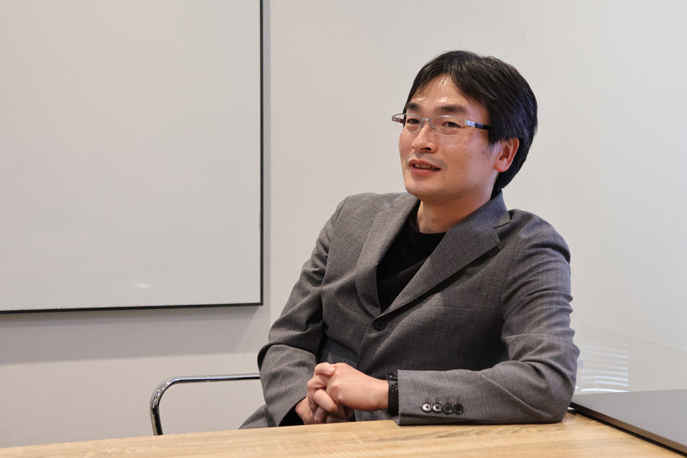 AbemaTV CTO 西尾亮太氏。2011年株式会社サイバーエージェントに入社。Amebaスマートフォンプラットフォーム基盤、ゲーム向けリアルタイム通信基盤の開発を経て、2016年に「ABEMA」の立ち上げに参画。2018年より株式会社AbemaTV CTOとして現在に至る。
