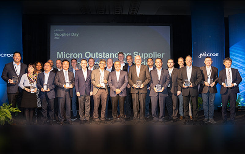 Micronから表彰されたサプライヤの代表者