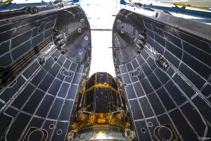 ispaceの月着陸船、Falcon9ロケットへの搭載を完了 11月30日に打ち上げ予定