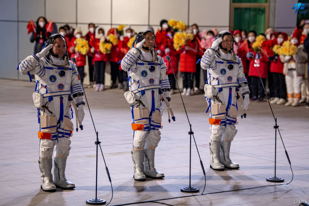 出発の挨拶をする神舟十五号のクルー