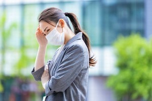 「仕事がコロナ禍の影響を受けている」60％、業績の悪化と給料の変化が上位に