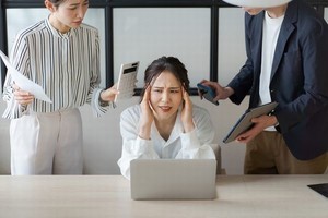 職場の人間関係は62点、不満の対象は「上司」が圧倒的