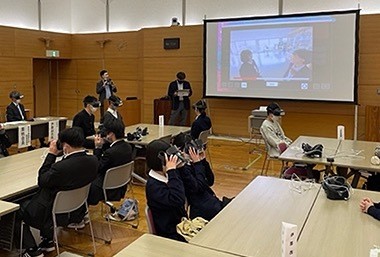 360度カメラを手に試し撮影をしている生徒たち