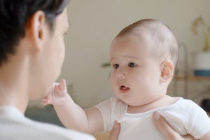 乳児期の父親の育児参加が子どもの心の不調を予防する可能性、NCCHDが分析