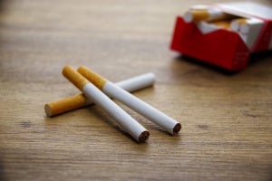 タバコの喫煙率と都道府県別の平均寿命やがん死亡率に相関性、和歌山県立医科大の調査で判明