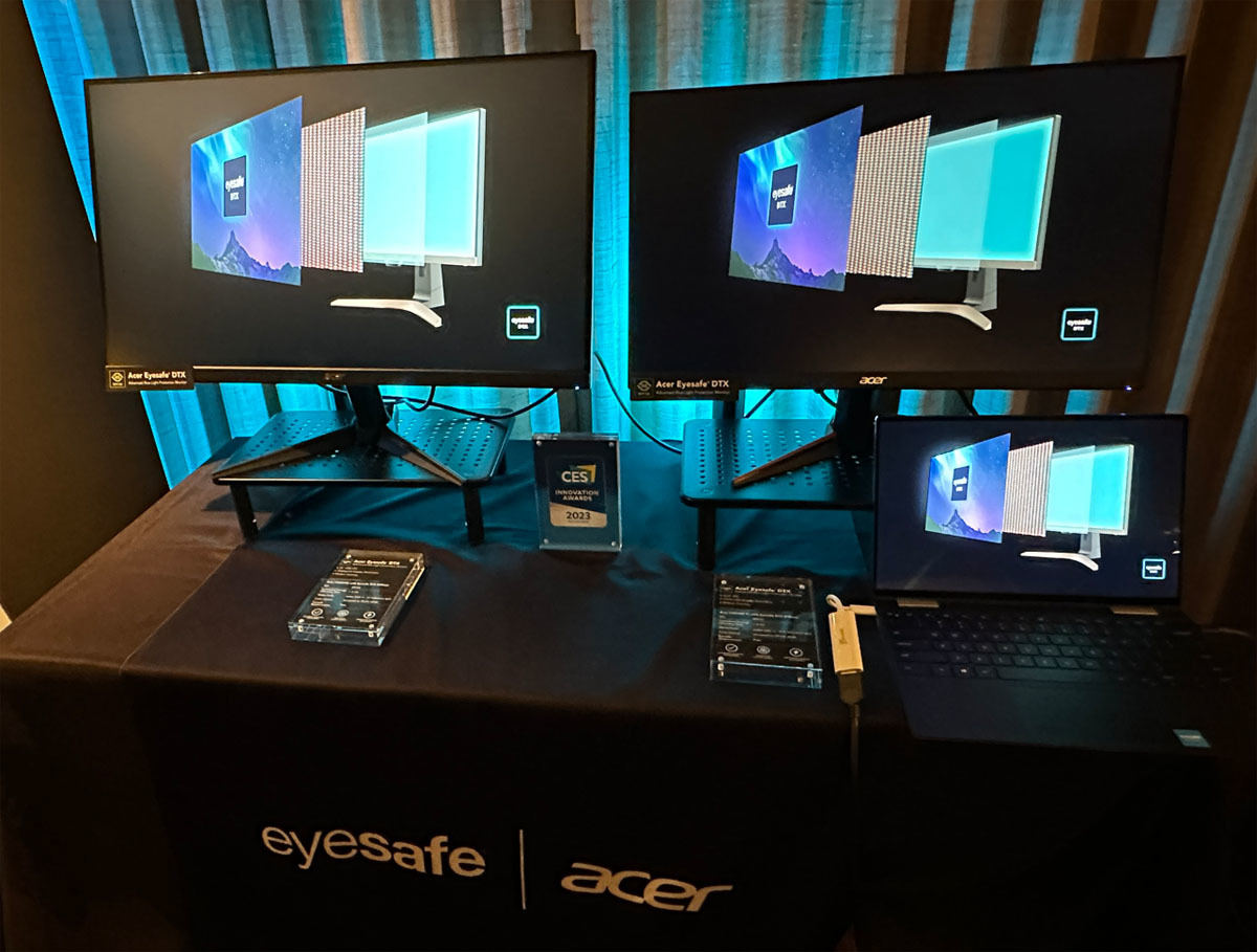 「Eyesafe DTX」を搭載したAcer社の28型4Kモニターとノートブック