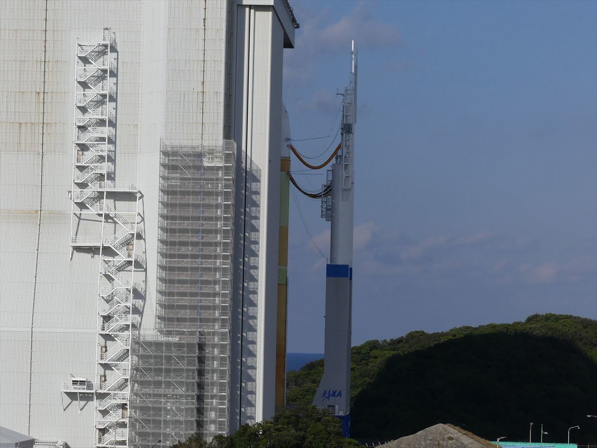 初号機はショートフェアリングなので、天井まではまだ少し余裕がある