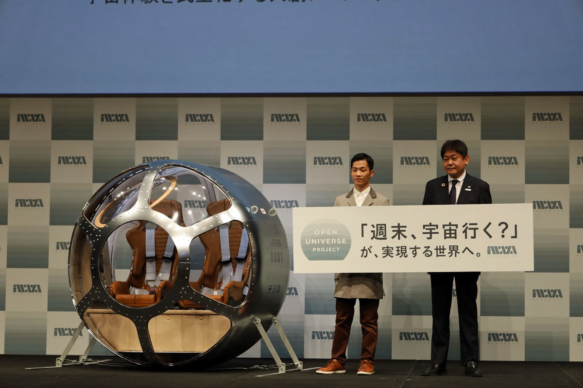 2人乗りキャビン「T-10 Earther」と岩谷技研の岩谷圭介 代表取締役社長(左)、JTBの花坂隆之 代表取締役 専務執行役員(右)