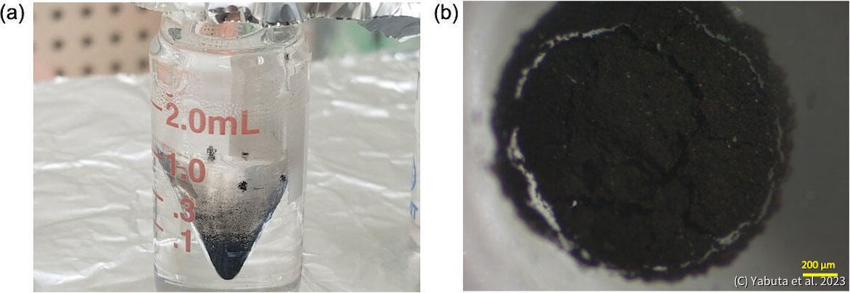 リュウグウ試料の酸処理によって分離精製した不溶性炭素質残渣(固体有機物)の画像。(a)ミニガラスバイアル中の残渣。(b)ほかのミニバイアルに移された炭素質残渣の一部を上から撮影した画像