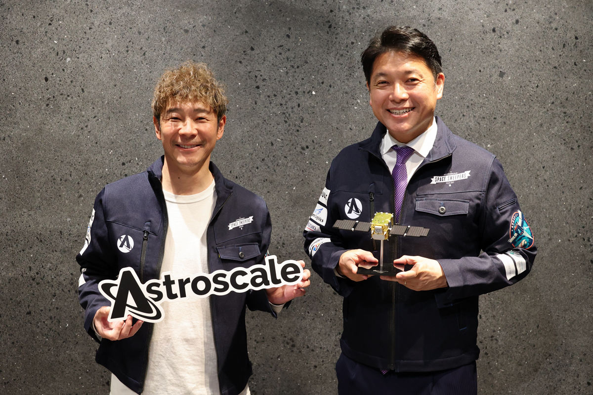 資金提供を行った実業家の前澤友作氏(左)とアストロスケールCEOの岡田光信氏