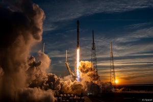 スペースX、スターリンクの新型衛星「V2ミニ」を打ち上げ - その性能とは？