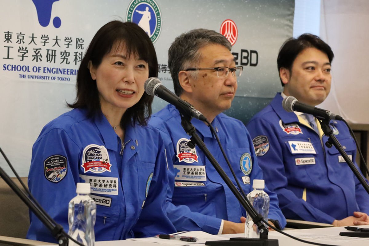 高校生年代から人工衛星の開発を経験することの価値を語る山崎直子氏と、中須賀真一教授、Space BD代表取締役社長の永崎将利氏(左から順)