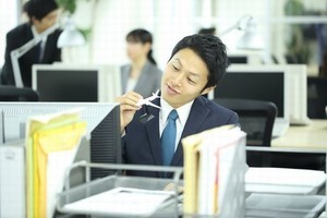 若手社員が主体的に行動しない理由の1位は「余計に仕事が増えるから」