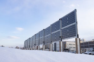 エア・ウォーター、駐車場と併用可能な垂直型ソーラー発電システムを開発