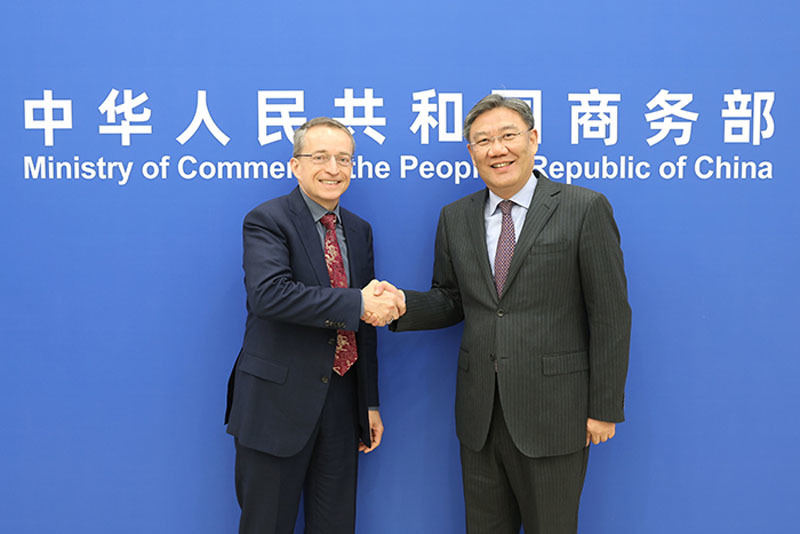 IntelのPat Gelsinger CEOと中国政府商務部の王文濤 大臣との会談の様子